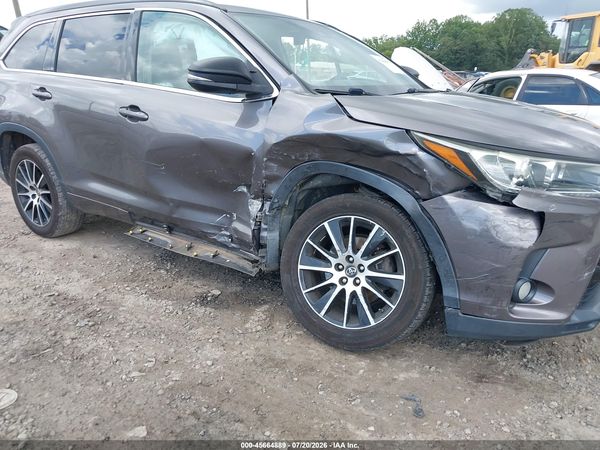 2017 TOYOTA HIGHLANDER SE