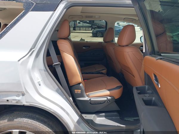 2025 NISSAN PATHFINDER PLATINUM FWD — I8
