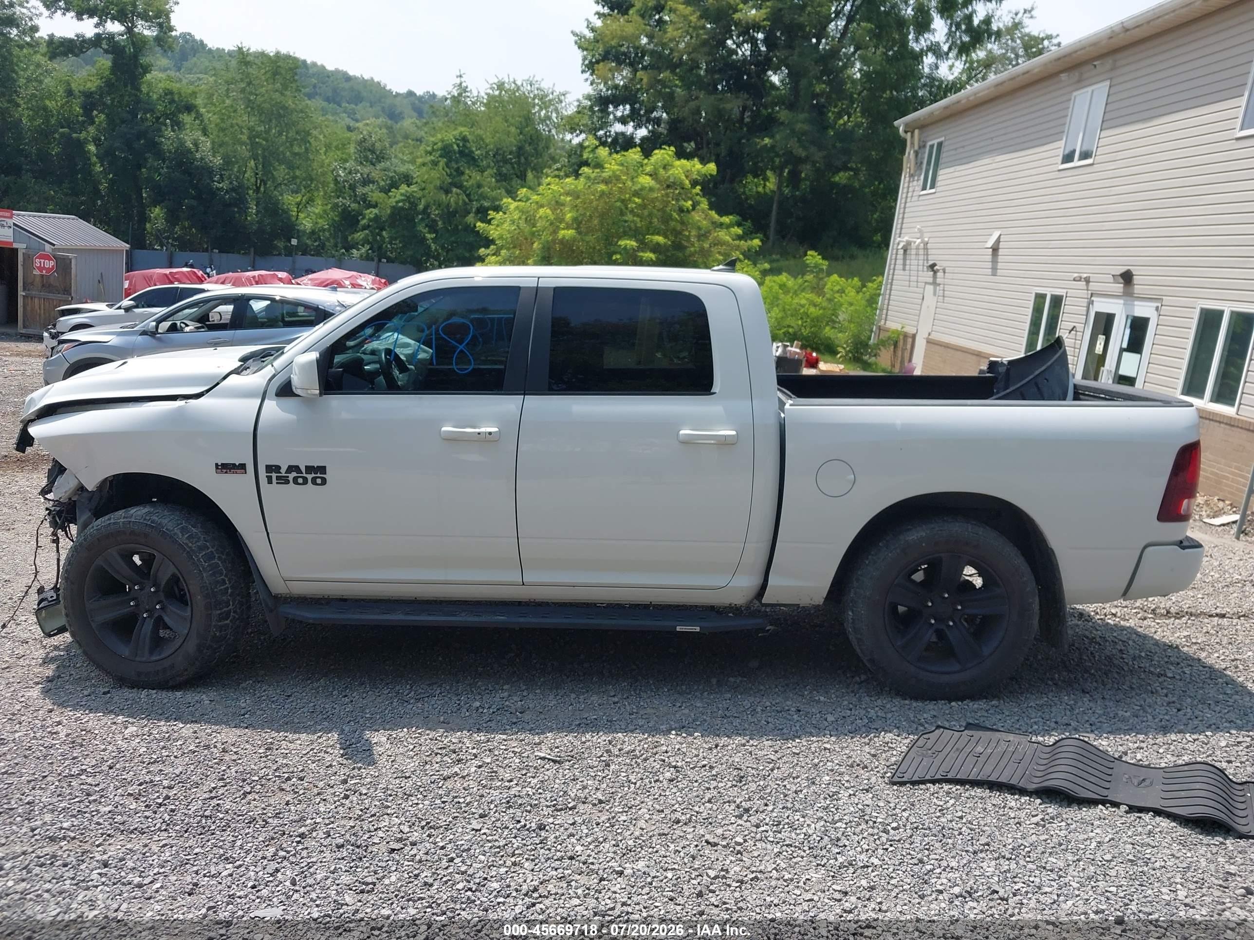 2017 RAM 1500 NIGHT  4X4 5'7 BOX