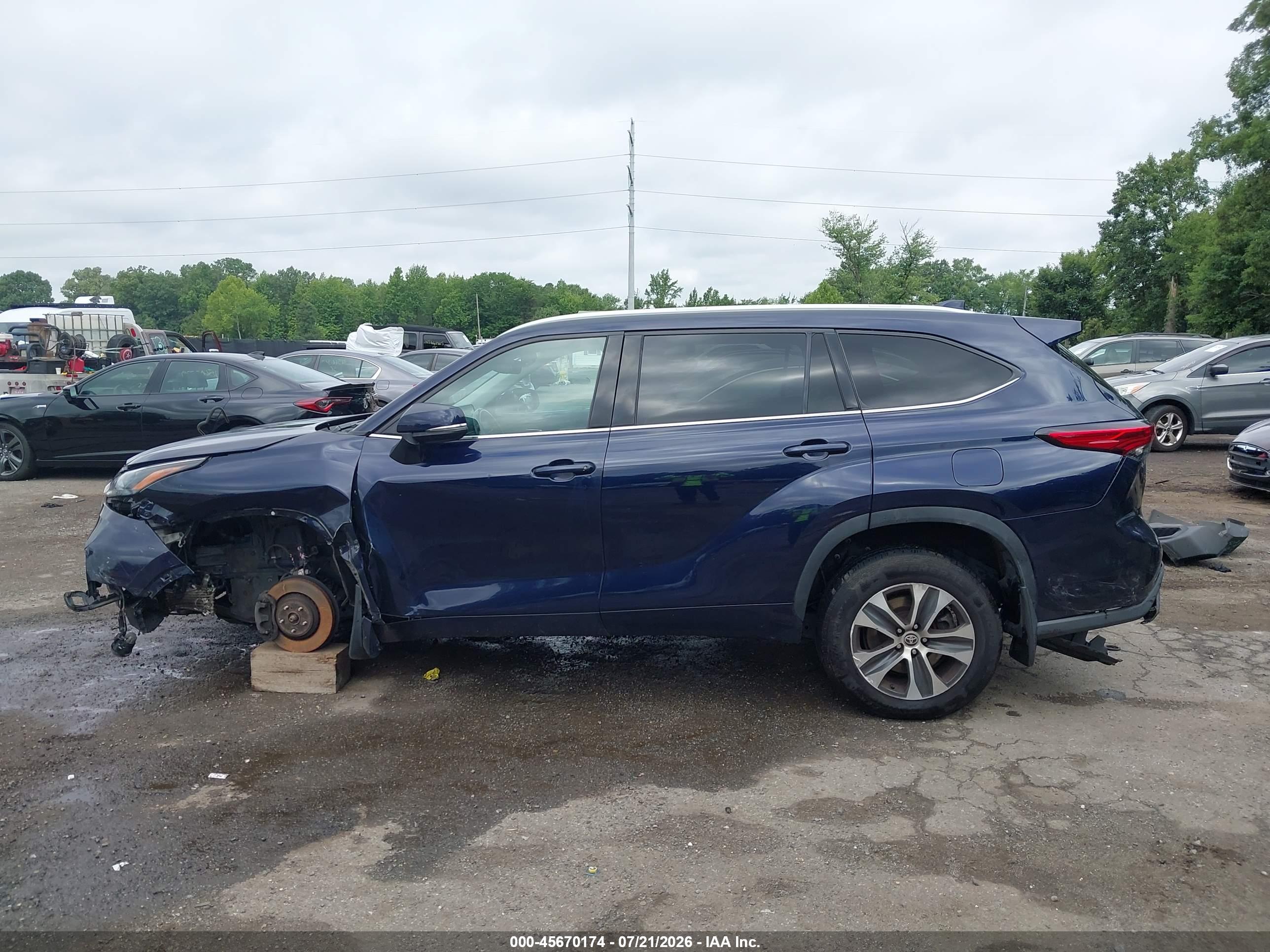2022 TOYOTA HIGHLANDER XLE