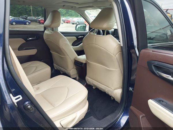 2022 TOYOTA HIGHLANDER XLE