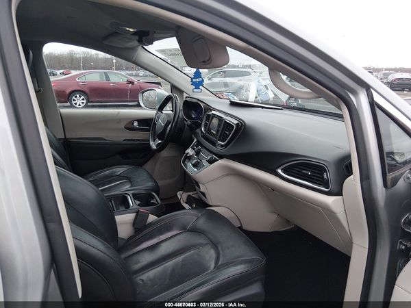 2019 CHRYSLER PACIFICA TOURING L — I5