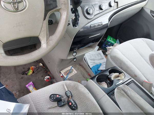 2012 TOYOTA SIENNA LE V6 8 PASSENGER — I11