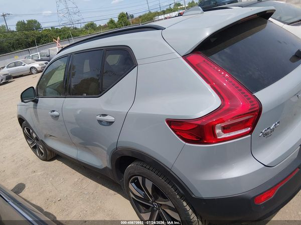 2024 VOLVO XC40 B5 ULTIMATE DARK THEME