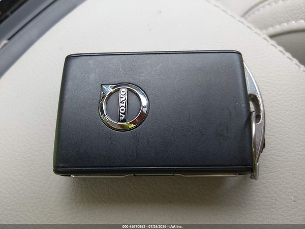 2024 VOLVO XC40 B5 ULTIMATE DARK THEME
