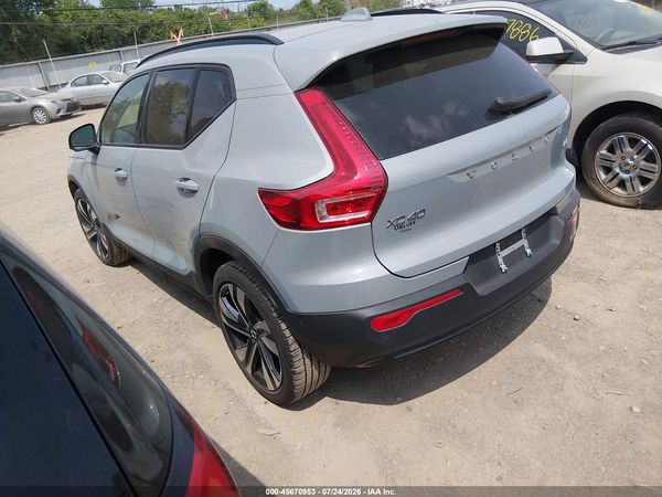 2024 VOLVO XC40 B5 ULTIMATE DARK THEME