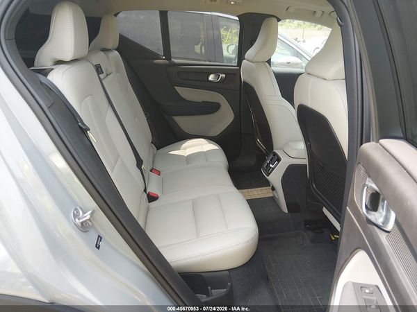 2024 VOLVO XC40 B5 ULTIMATE DARK THEME