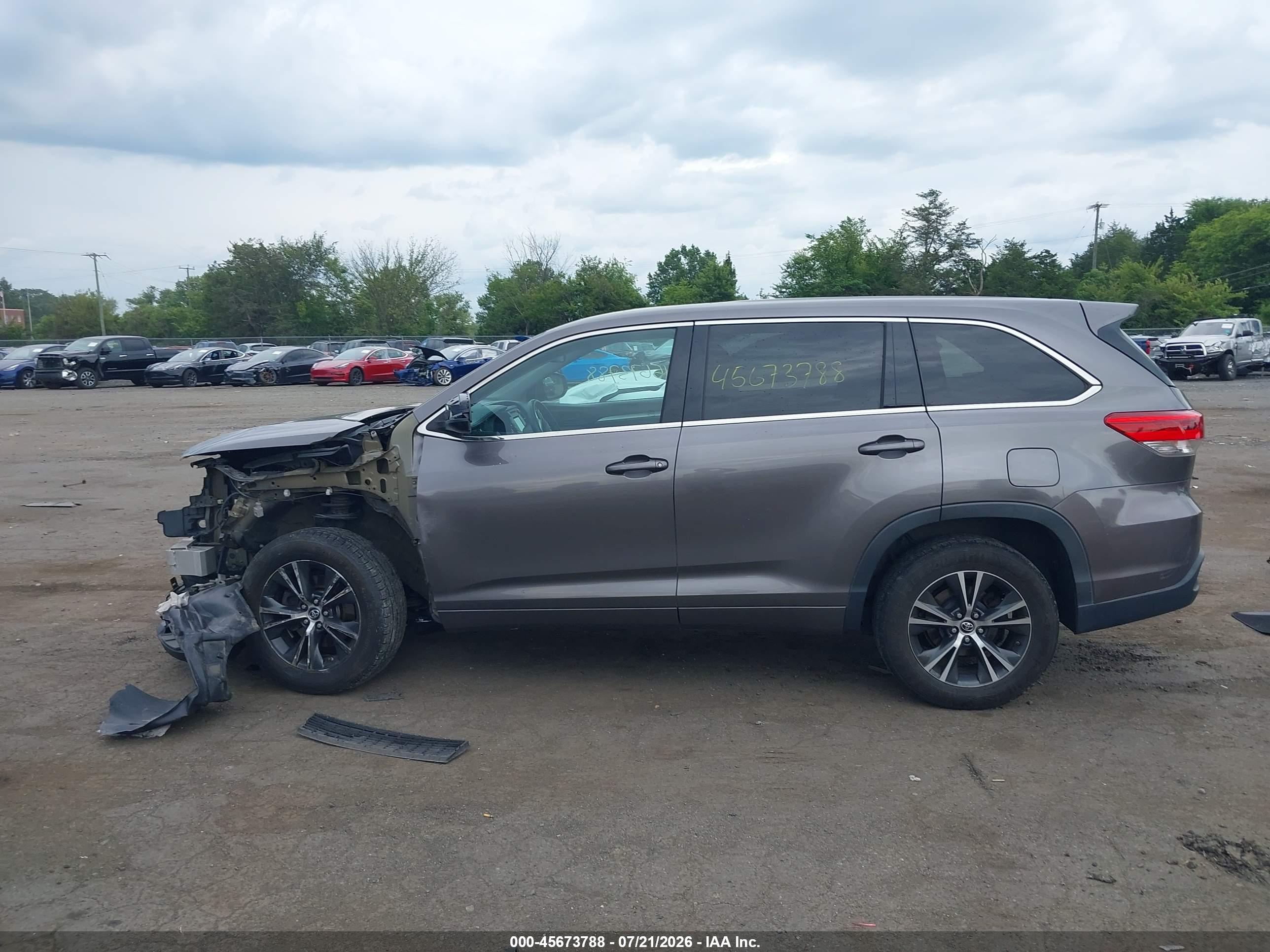2018 TOYOTA HIGHLANDER LE