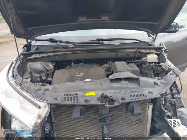 2018 TOYOTA HIGHLANDER LE
