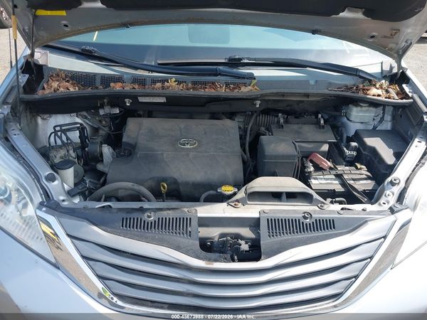 2012 TOYOTA SIENNA XLE V6 8 PASSENGER