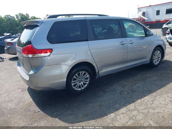 2012 TOYOTA SIENNA XLE V6 8 PASSENGER