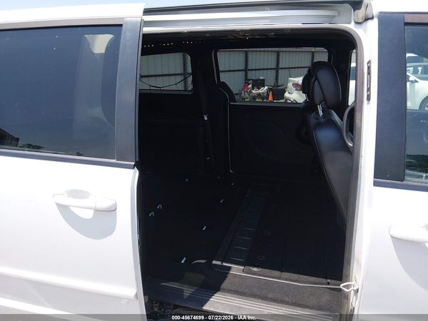 2016 DODGE GRAND CARAVAN SXT — I8