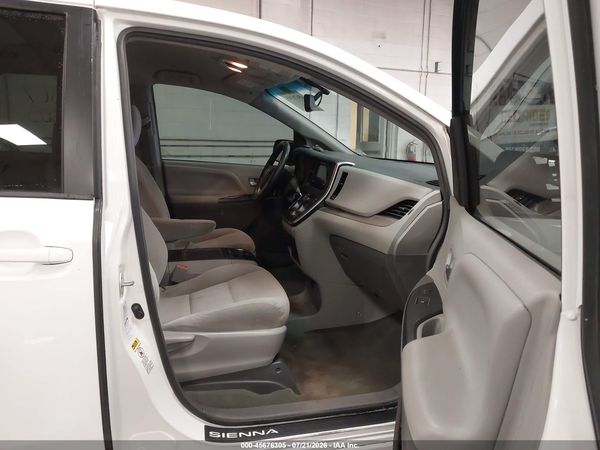 2017 TOYOTA SIENNA LE 7 PASSENGER — I5