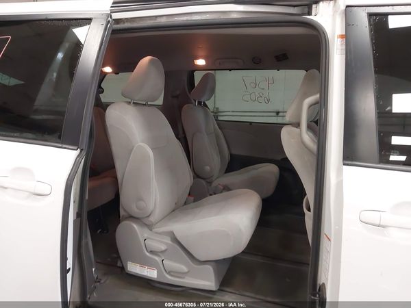 2017 TOYOTA SIENNA LE 7 PASSENGER — I8