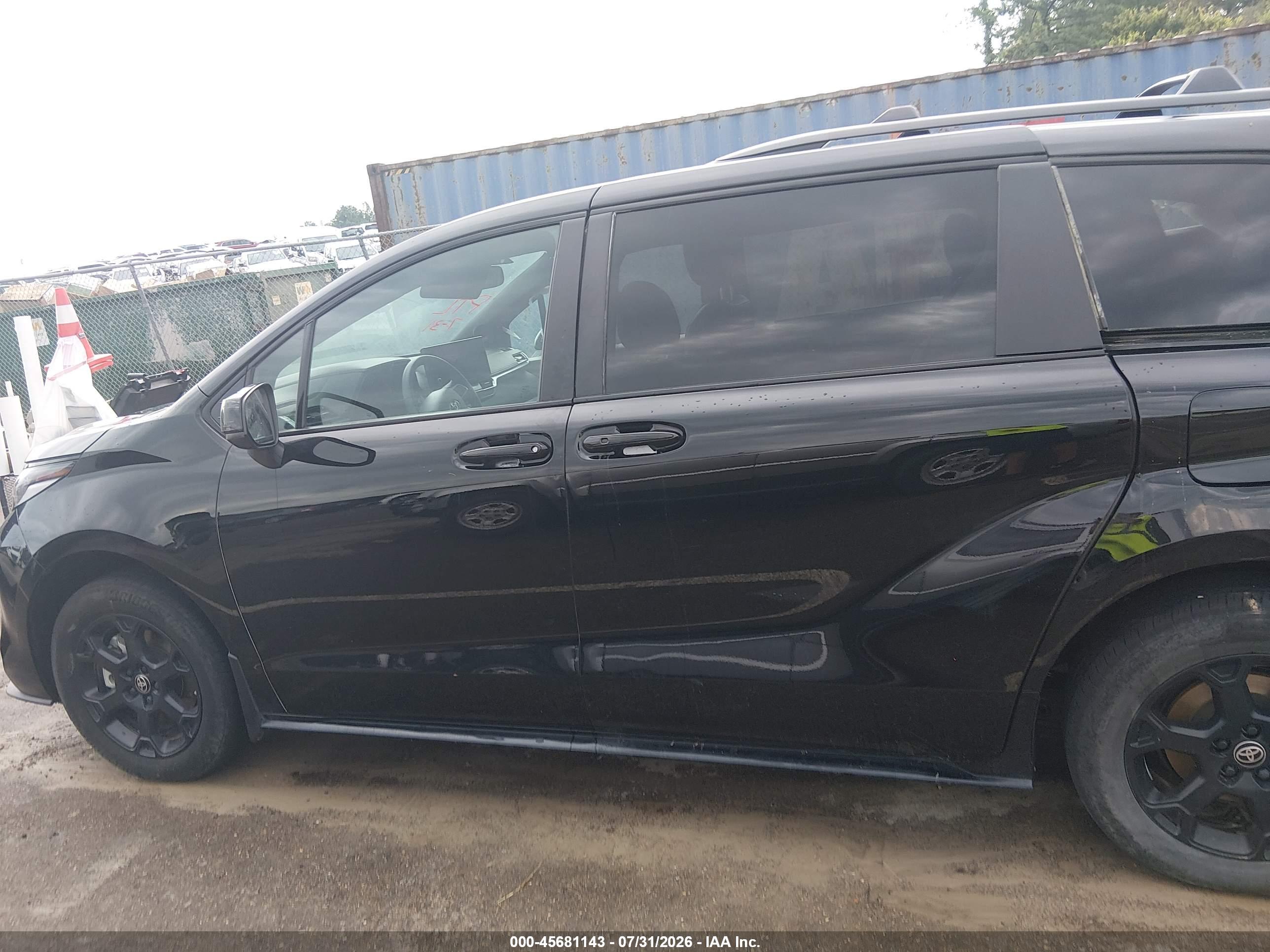2025 TOYOTA SIENNA WOODLAND EDITION