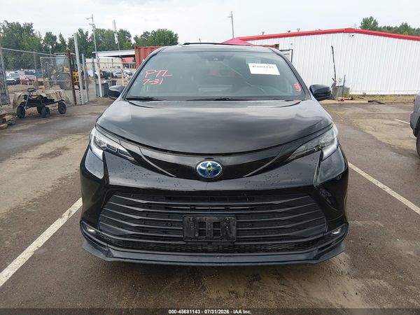 2025 TOYOTA SIENNA WOODLAND EDITION