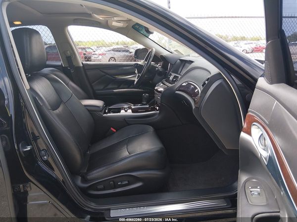 2017 INFINITI Q70 3.7