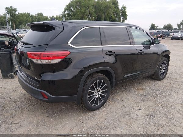2017 TOYOTA HIGHLANDER SE
