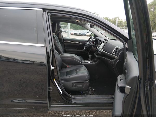 2017 TOYOTA HIGHLANDER SE