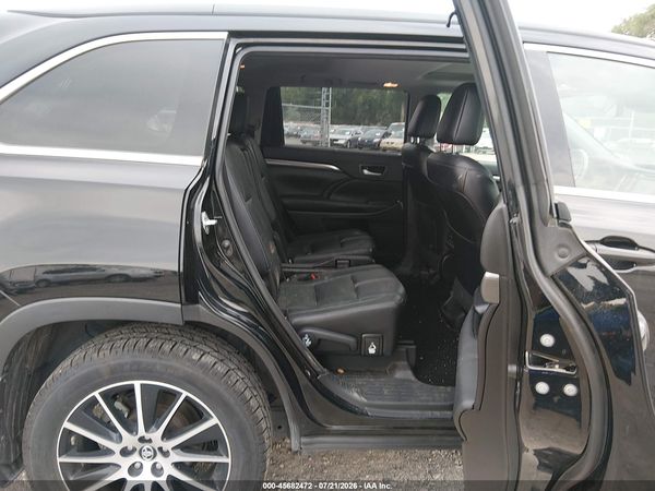 2017 TOYOTA HIGHLANDER SE