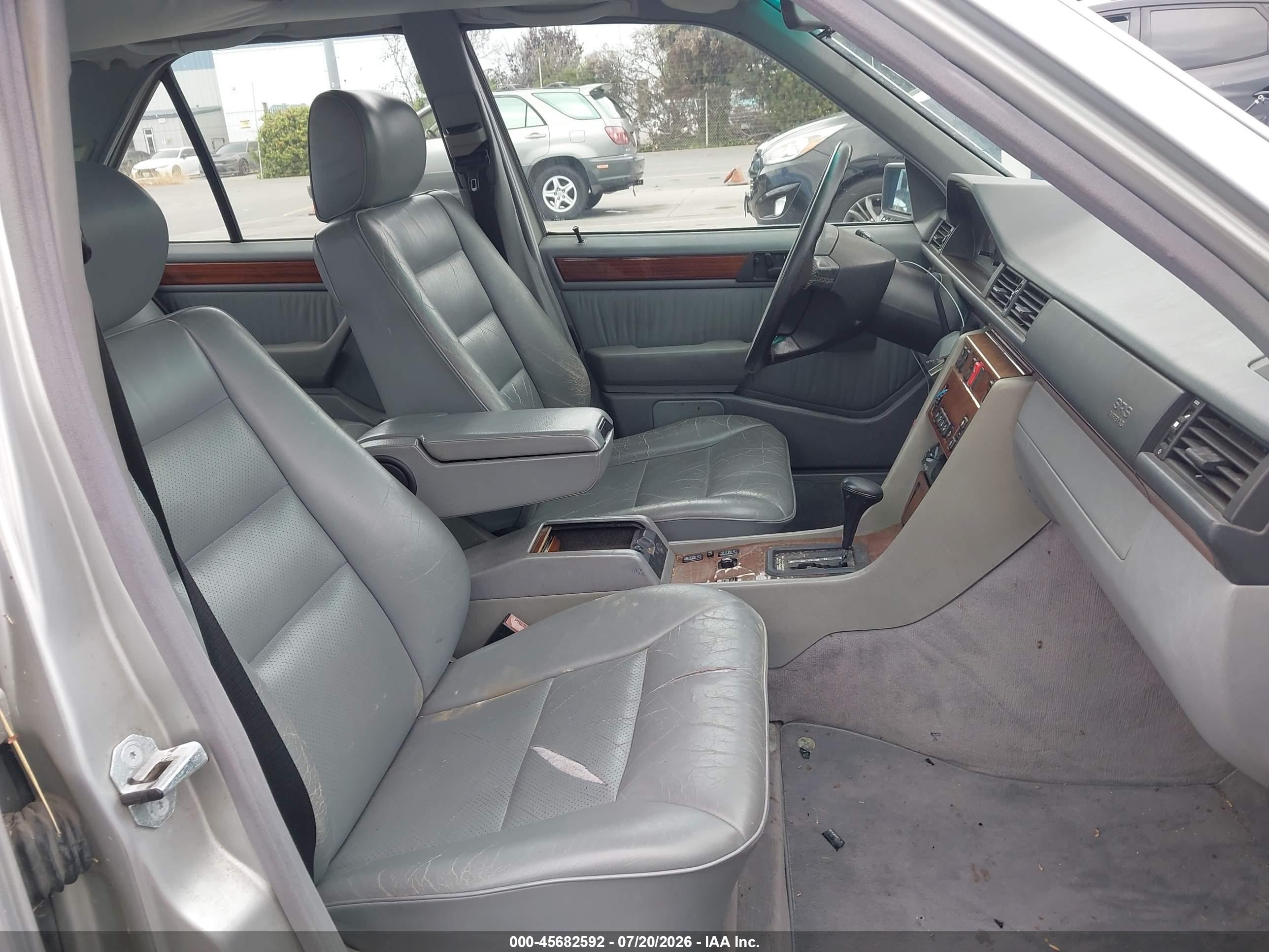 1994 MERCEDES-BENZ E E320 124