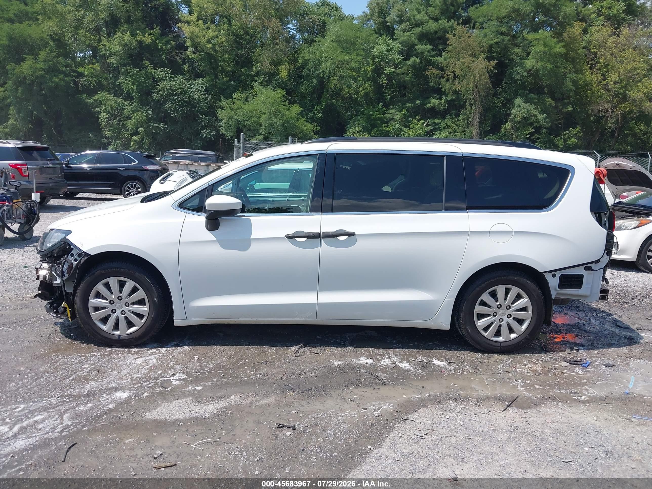 2020 CHRYSLER VOYAGER L