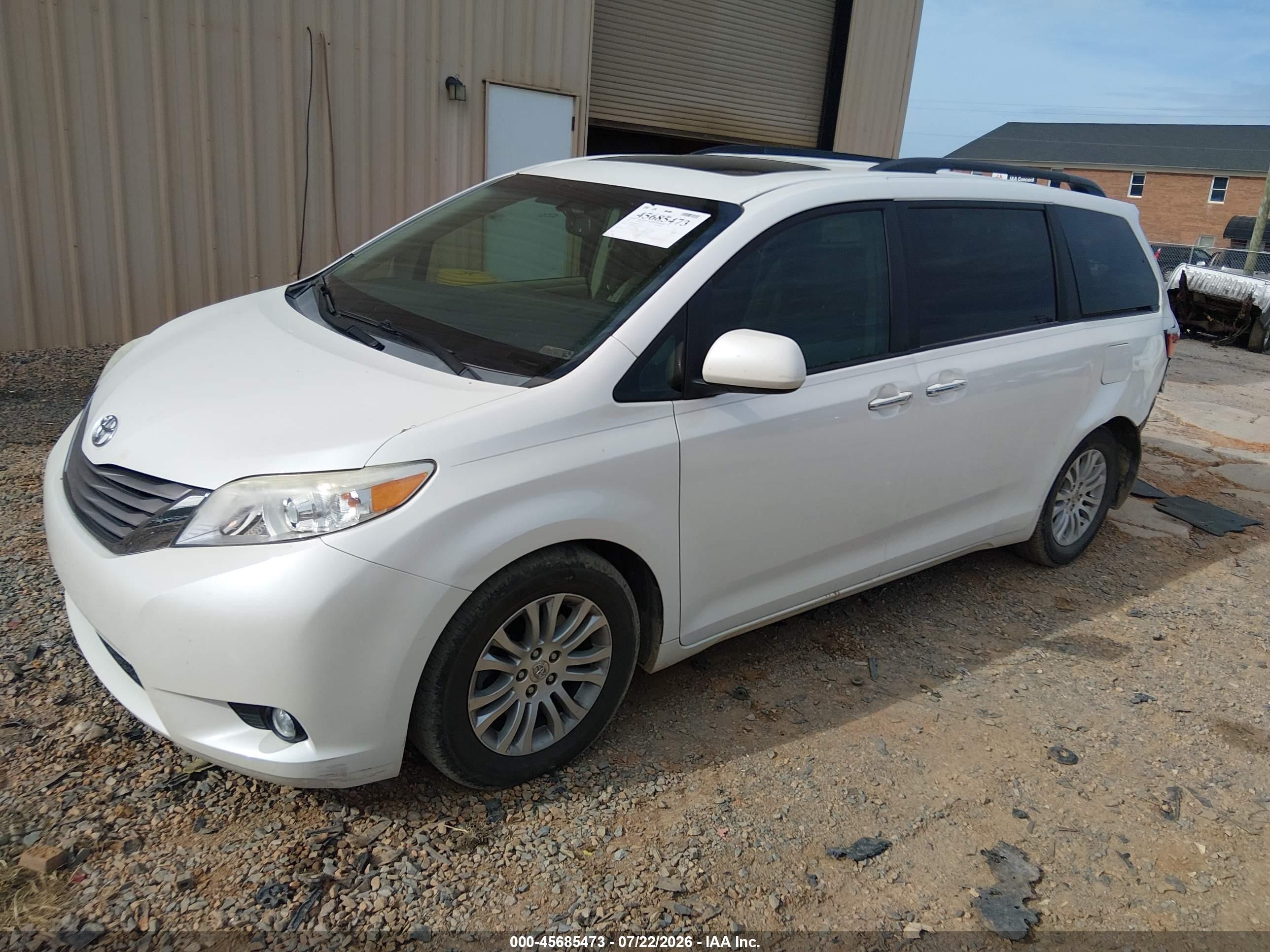 2015 TOYOTA SIENNA XLE 8 PASSENGER — I2