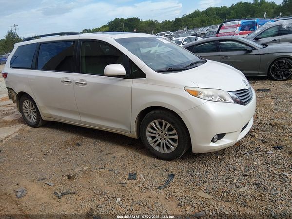 2015 TOYOTA SIENNA XLE 8 PASSENGER — I1
