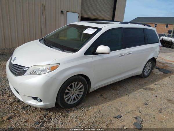 2015 TOYOTA SIENNA — I2