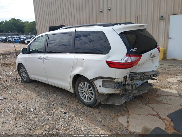 2015 TOYOTA SIENNA XLE 8 PASSENGER — I3