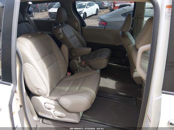 2015 TOYOTA SIENNA XLE 8 PASSENGER — I8