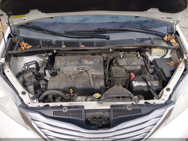 2015 TOYOTA SIENNA XLE 8 PASSENGER — I10