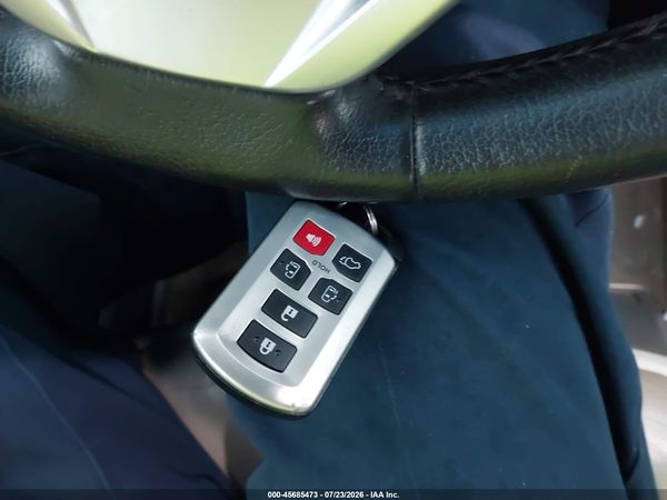 2015 TOYOTA SIENNA XLE 8 PASSENGER — I11