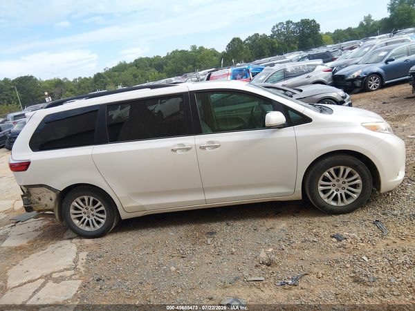 2015 TOYOTA SIENNA XLE 8 PASSENGER — I116