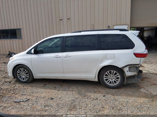 2015 TOYOTA SIENNA XLE 8 PASSENGER — I117
