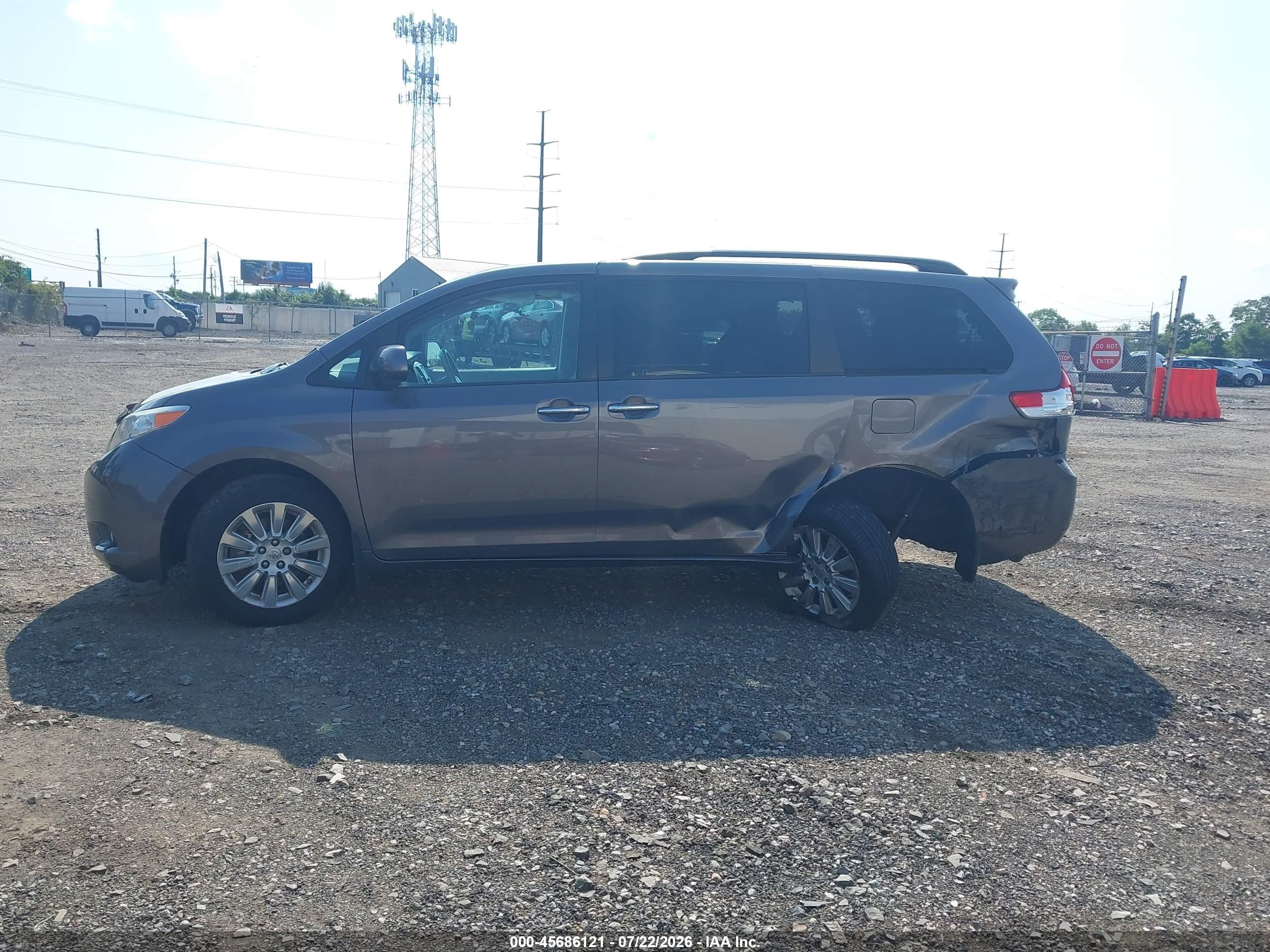 2014 TOYOTA SIENNA XLE 7 PASSENGER