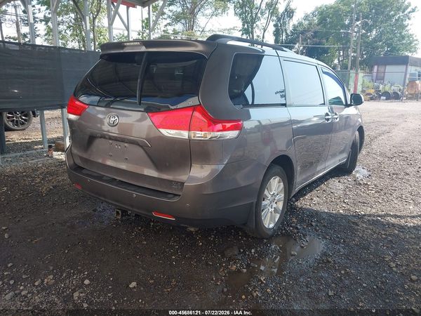 2014 TOYOTA SIENNA XLE 7 PASSENGER