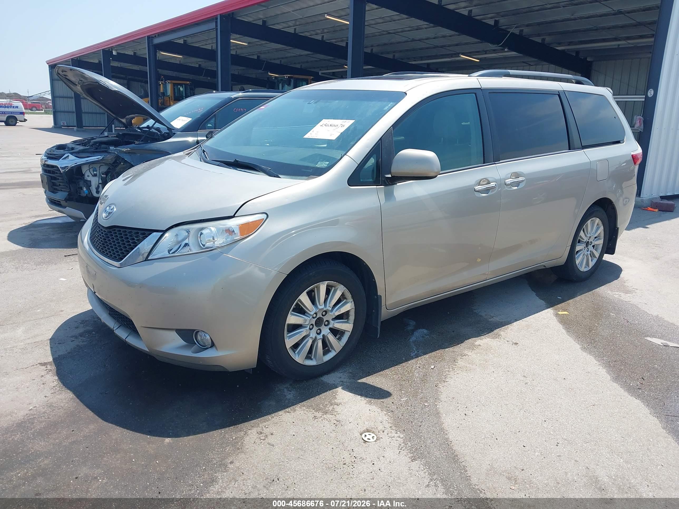 2015 TOYOTA SIENNA XLE PREMIUM 7 PASSENGER — I2