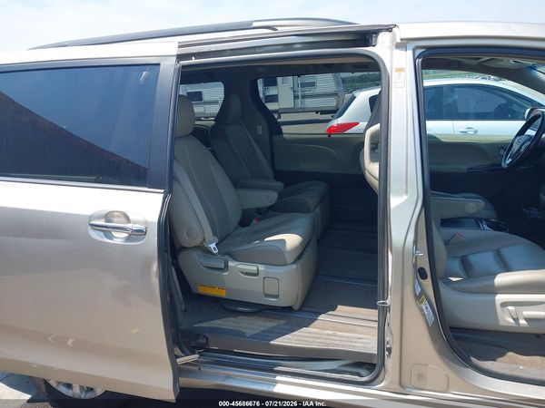 2015 TOYOTA SIENNA XLE PREMIUM 7 PASSENGER — I8