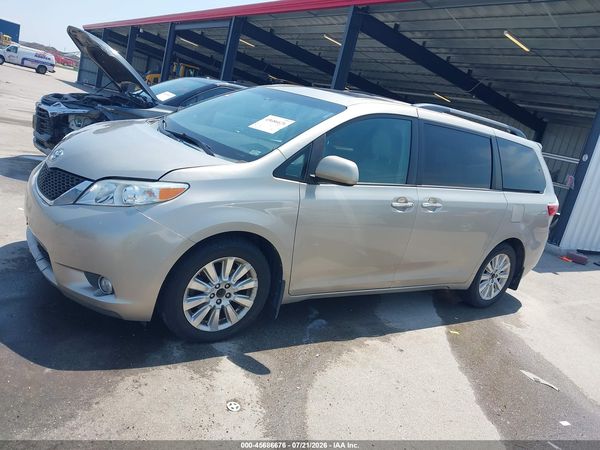 2015 TOYOTA SIENNA XLE PREMIUM 7 PASSENGER — I117
