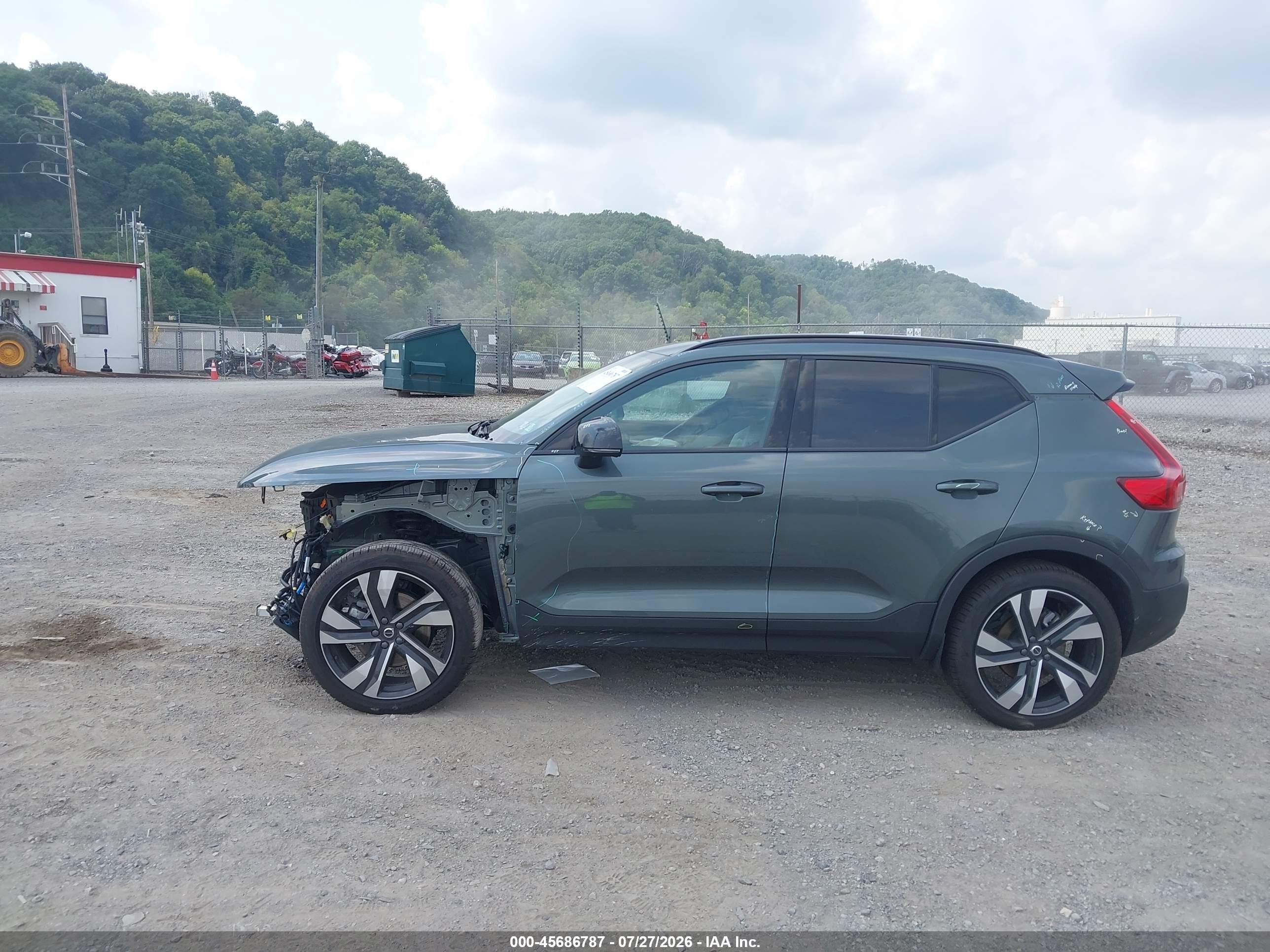 2026 VOLVO XC40