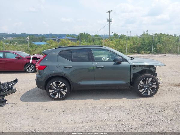 2026 VOLVO XC40