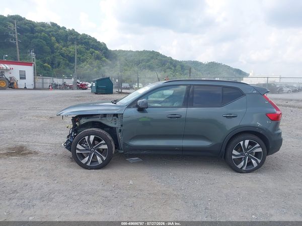 2026 VOLVO XC40