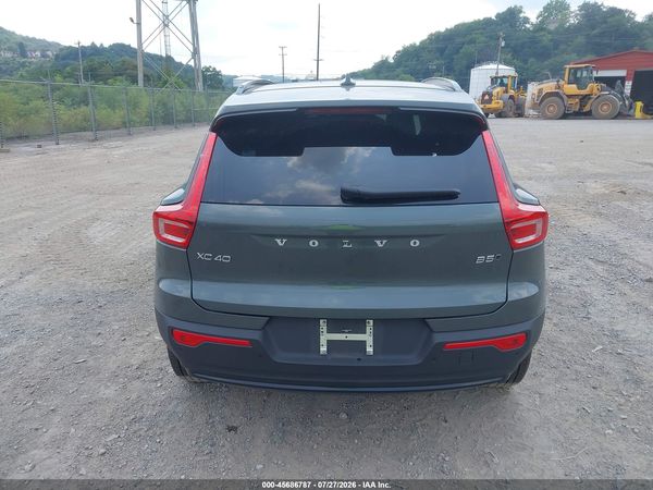 2026 VOLVO XC40