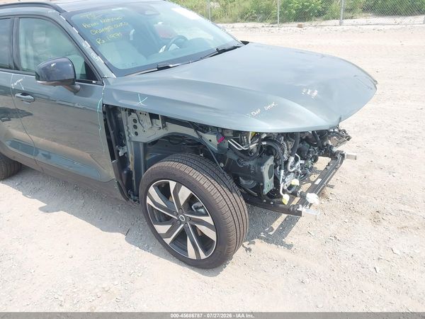 2026 VOLVO XC40
