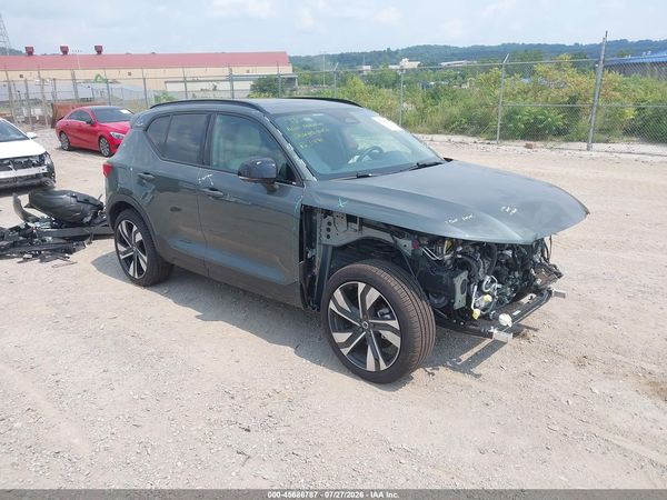 2026 VOLVO XC40