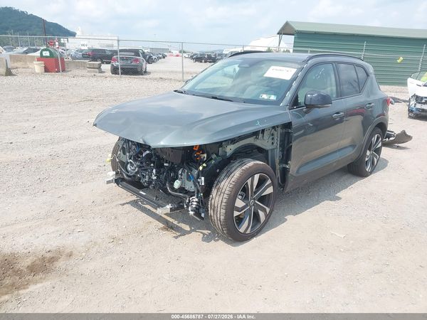 2026 VOLVO XC40