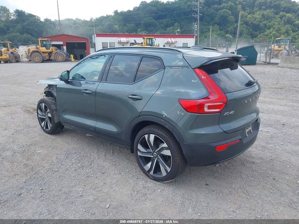 2026 VOLVO XC40