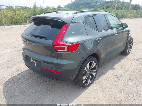 2026 VOLVO XC40