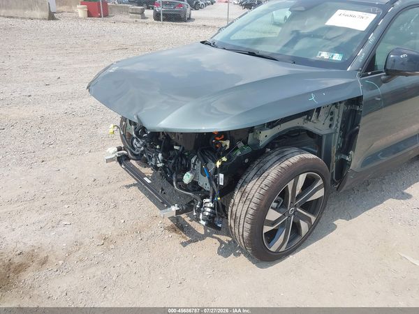 2026 VOLVO XC40